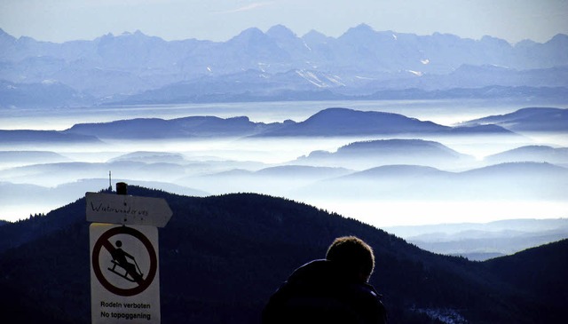 Der Zweckverband wirbt mit der &#8222;...rage die Alpensicht vom Belchengipfel.  | Foto: Manfred Lange
