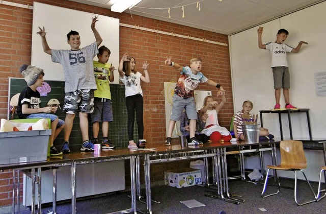 Die Schler proben auf einer improvisi...s Tischen fr das Musical am 16. Juli.  | Foto: Musikverein Rickenbach