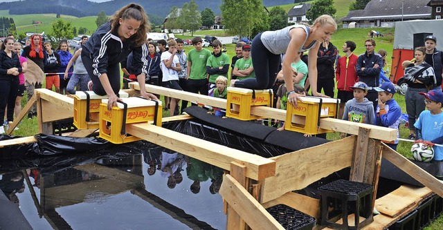 Blo nicht ins Wasser fallen! Beim berqueren der Balken drohte der Absturz.   | Foto: Markus Straub