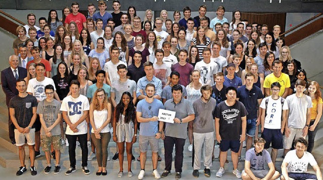 Alle 118  Abschlussschler haben am Sc...n Bad Sckingen das Abitur bestanden.   | Foto: Scheffelgymnasium