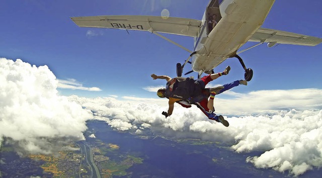 Absprung ber dem Markgrflerland: Mit...en &#8211; bis der Fallschirm aufgeht.  | Foto: Robin Schimmele