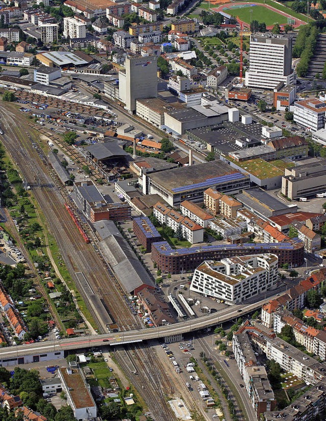 Das Basler Lysbchel-Areal nrdlich de...es) mit da schon stehenden Neubauten.   | Foto: Erich Meyer