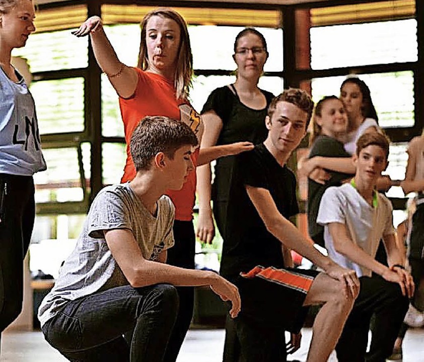 Choreographin Katharina Dehn (rotes Sh...d bereitet sie auf die Auftritte vor.   | Foto: Rosa Di Nardo