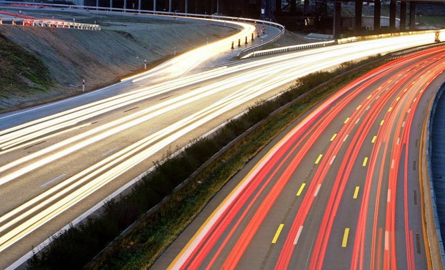 Autobahn in der  Langzeitbelichtung  | Foto: dpa