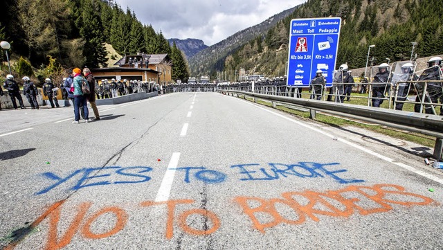 Protest gegen geschlossene Grenzen am Brenner  | Foto: DPA