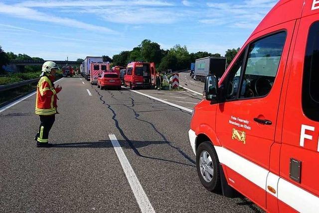 Gasflaschen nach Unfall auf der A5 bei Neuenburg abtransportiert