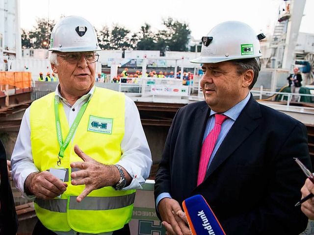 Martin Herrenknecht (links) mit Wirtschaftsminister Siegmar Gabriel  | Foto: dpa