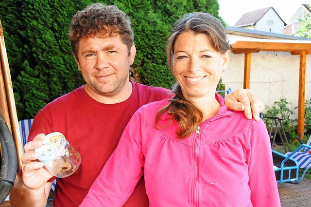 Verena Christen und Rainer Eiche haben sich der Imkerei verschrieben.  | Foto: Robert Bergmann