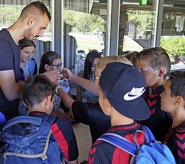 Zum Abschied verteilte Daniel Simoes  Autogramme an die Kinder.  | Foto: Frieder Janus