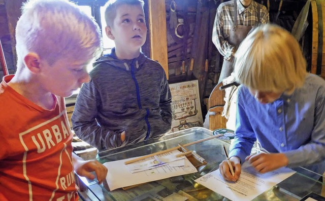 Die Kinder machen sich im Museum eifrig Notzizen. | Foto: Brigitte Meier Die Kinder machen sich im Museum eifrig Notzizen. | Foto: Brigitte Meier