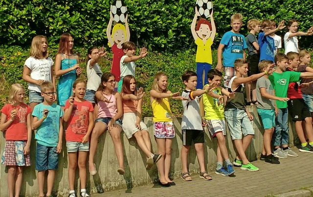 Die Kinder fhren bei der Einweihung der selbst bemalten Schilder ihr Lied vor.   | Foto: Kerstin Christoph