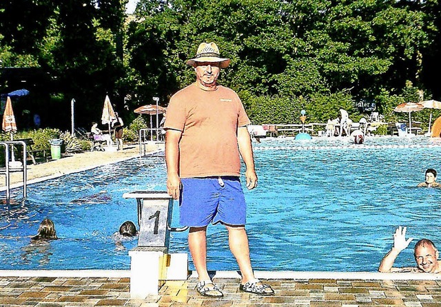 Hartmut Bttner ist schon fast 30 Jahre Schwimmmeister im Durbacher Schwimmbad.   | Foto: Privat