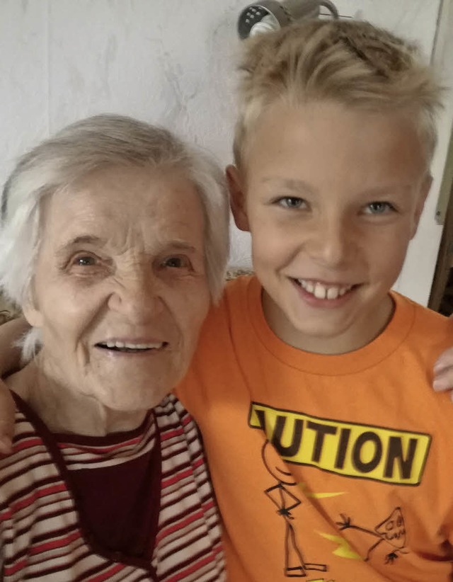 Zisch-Reporter Jakob Glden mit seiner Oma Anni   | Foto: Privat