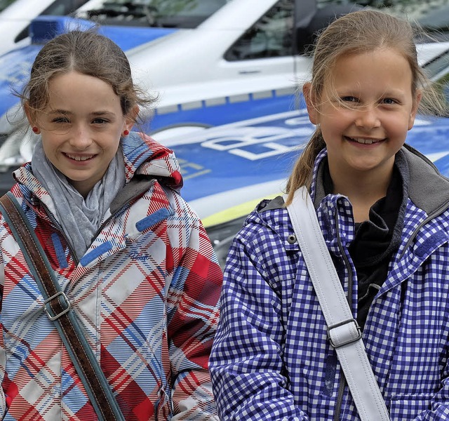 Caroline Bacherer (l.) und Lea Linsler waren bei der Polizei.   | Foto: Privat