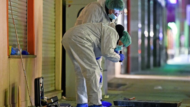 Kriminaltechniker bei der Arbeit &#821...in Bild aus der Mannheimer Innenstadt   | Foto: dpa