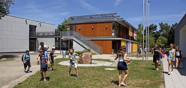 Der Schulkomplex der Emil-Drle-Schule...d groen Solaranlagen auf den Dchern.  | Foto: Michael haberer