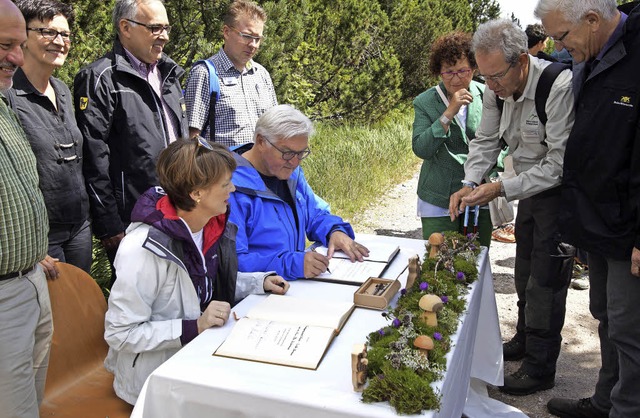 In Seebachs Goldenes Buch tragen sich ...chs Brgermeister Reinhard Schmlzle.   | Foto: Daniel Mller/Nationalpark