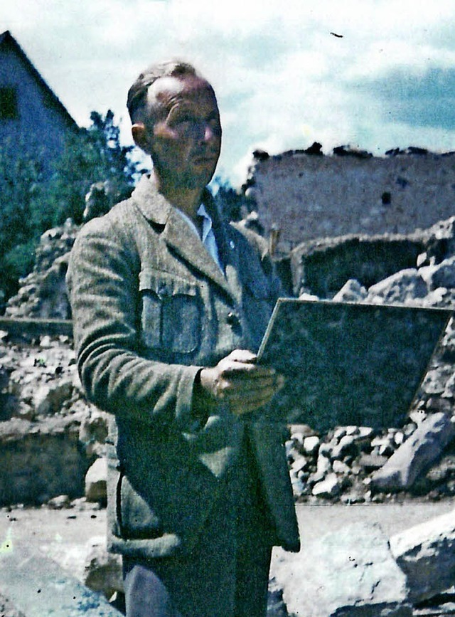 Die Aufnahme zeigt den Maler Max Bromb...eim Zeichnen im zerstrten Haltingen.   | Foto: Gemeindearchiv Binzen