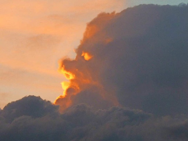 Blickt dieses Gesicht im Gewitterwolke...tadt etwa sorgenvoll auf das Wetter?    | Foto: Leonard Thoma