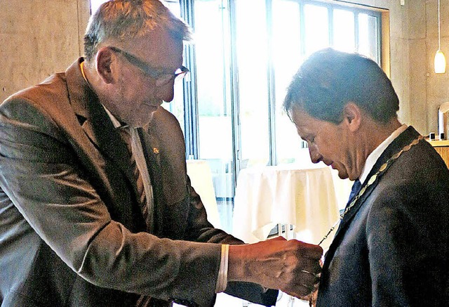 Vorgnger Gerhard Gaiser bergibt Thom...bernahme der Rotary-Prsidentschaft.   | Foto: Rotary