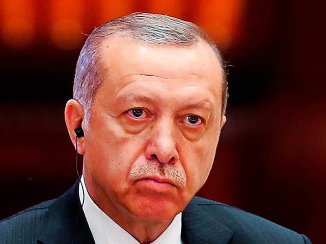 Erdogan befeuert den Streit um untersagte Redeauftritte  in Deutschland.  | Foto: dpa
