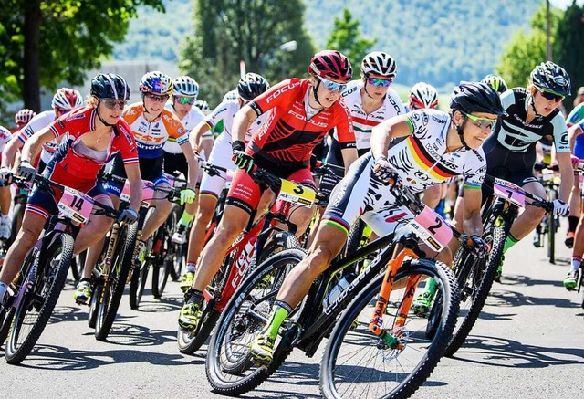 Recht rasant sind Sabine Spitz (Nummer...ountainbike-Konkurrentinnen unterwegs.  | Foto: Armin M. Kstenbrck (Ego-Promotion)