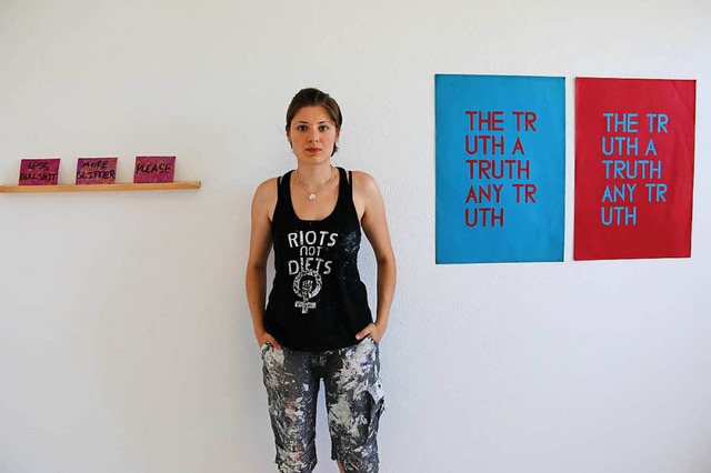 Kunststudentin Laurie vor ihren Ausstellungsstcken  | Foto: Franziska Lorenz