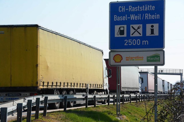 Die Polizei stoppte unter den Lkw-Fahr...ahren wollten, einen alkoholisierten.   | Foto: Symbolbild: Lauber