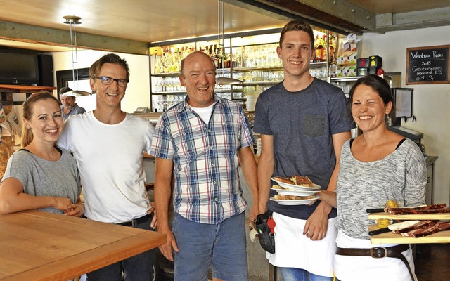 Hans-Peter Gerber (Mitte) und sein Team laden zum Jubilumsfest ein.   | Foto: Barbara Ruda