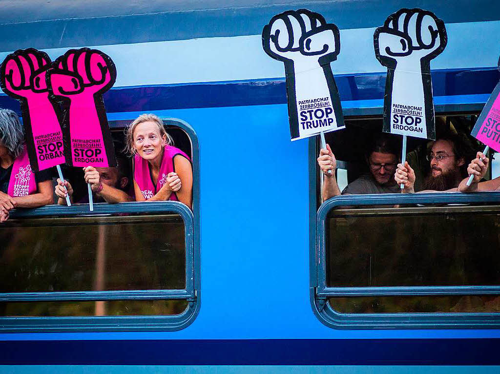 G-20-Gegner halten am am Bahnhof in Kornwestheim (Baden-Wrttemberg) Banner und Schilder aus den Fenstern eines Protest-Sonderzugs, der zum G-20-Gipfel nach Hamburg fhrt