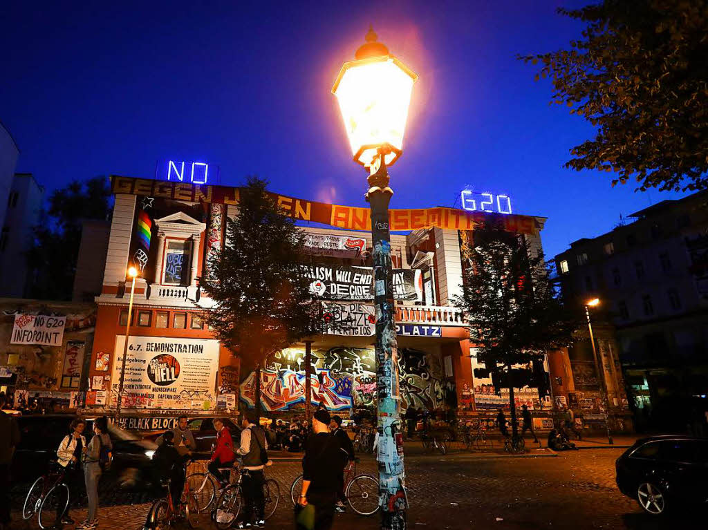 Der Schriftzug No G20 leuchtet  auf dem Dach des autonomen Kulturzentrums Rote Flora im Schanzenviertel