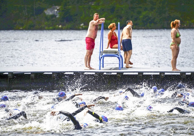 Triathleten schwimmen und Badegste sc...s Tragen eines Neoprenanzugs erlaubt.   | Foto: Patrick Seeger