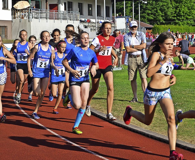 Alina Herr vom TV Neustadt (vorne) bot...ber 800 Meter auf den zweiten Platz.   | Foto: junkel