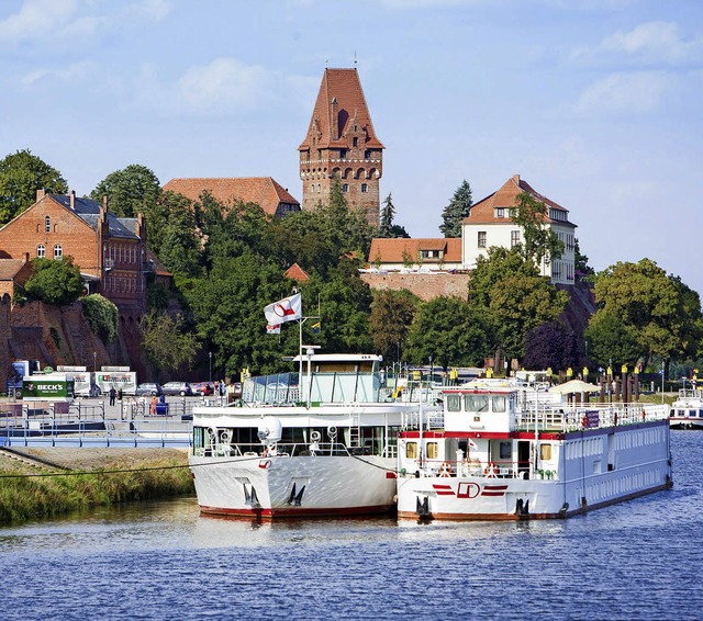 Ausflugsschiffe auf dem Tanger bei Tan...t erreicht der kleine Fluss die Elbe.   | Foto: dpa