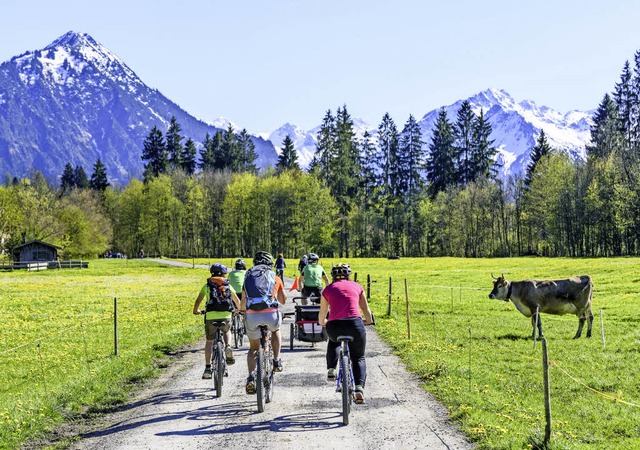 Im Tal ist schon Frhling, auf den Ber...lpsee (links), Schilder an jeder Ecke   | Foto: A. Rochau/Allgu GmbH/Strepenick