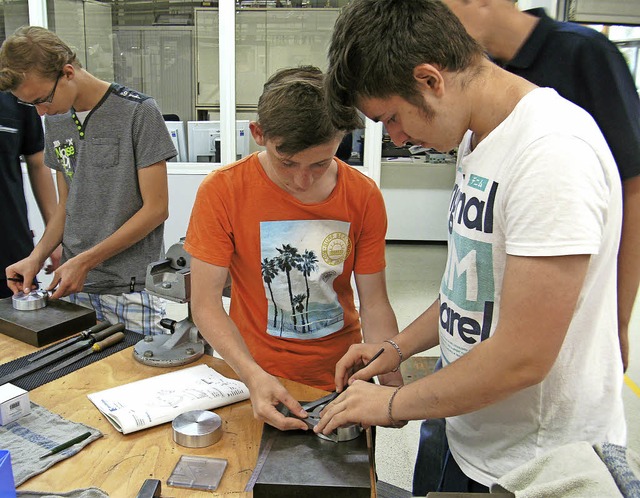 <BZ-FotoAnlauf>Zahoransky in geschwend...ng in der Ausbildungswerkstatt aktiv.   | Foto: schule