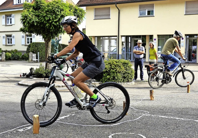 Auf dem Radparcours war Geschicklichkeit gefragt.   | Foto: Georg Diehl