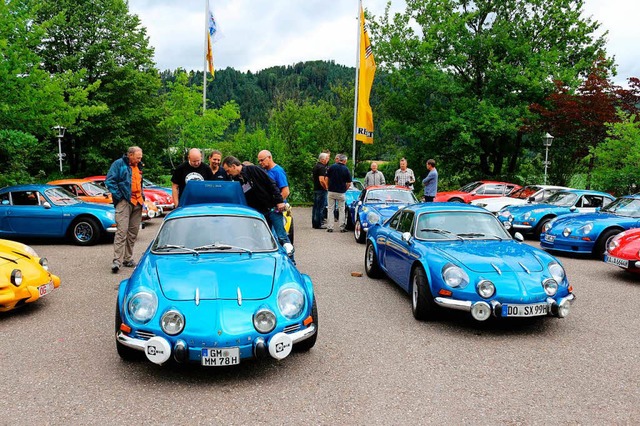 Alpine A 110 Club Dreilndereck traf s...tehen am Hotel Silberknig in Bleibach  | Foto: Karin Hei