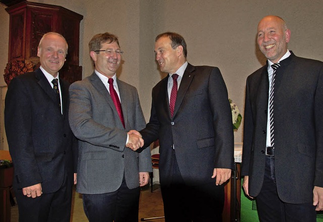 Dekan Rdiger Schulze (2. von rechts) ...er Heinz Vogel hieen ihn willkommen.   | Foto: Helmut Rothermel