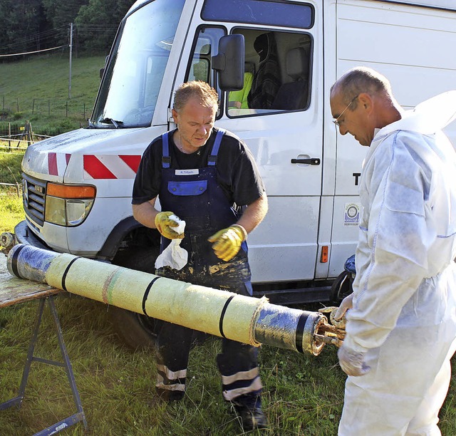 Spezialisten bei der Arbeit zur Kanalsanierung in Bubenbach   | Foto: Brichta