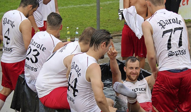 Die Sieger: Bademeister beim Feiern &#8211; im Nass   | Foto: Horst David