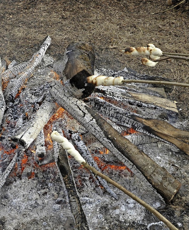 Kochen am Lagerfeuer &#8211; oder zumindest Stockbrot braten   | Foto: Kunz