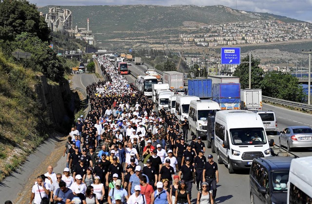 Von Kilometer zu Kilometer schlieen s...2;Marsch fr Gerechtigkeit&#8220; an.   | Foto: AFP