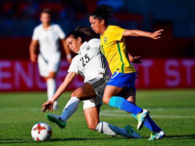 Beachtlicher Auftritt gegen Brasilien:...ayikci (links), bedrngt von  Monique   | Foto: dpa