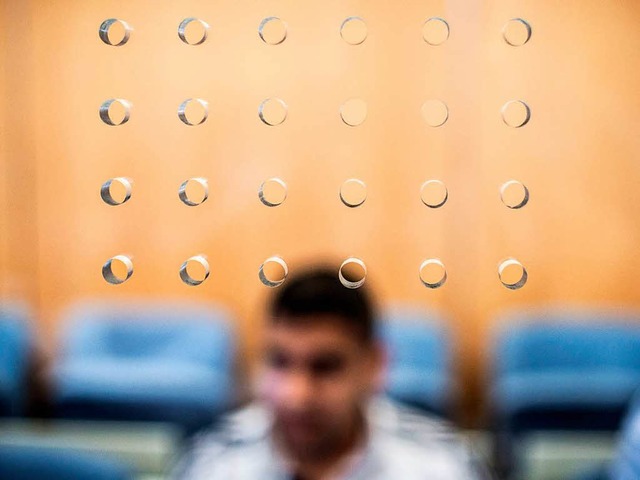 Der Angeklagte Saleh A. sitzt am 05.07...ter einer Glasscheibe im Gerichtssaal.  | Foto: dpa