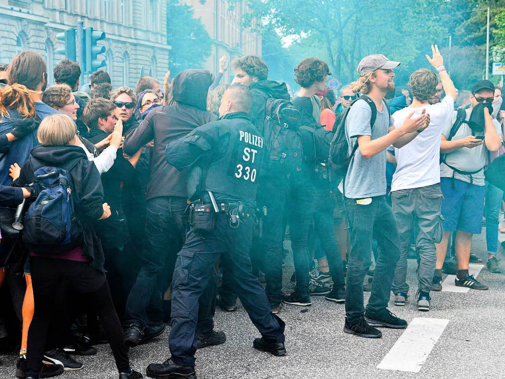 Die G-20-Proteste in Hamburg sind eskaliert. 159 Beamte sind verletzt, 45 Menschen wurden festgenommen.
