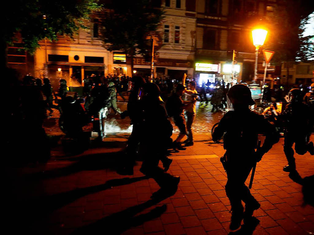 Die G-20-Proteste in Hamburg sind eskaliert. 159 Beamte sind verletzt, 45 Menschen wurden festgenommen.