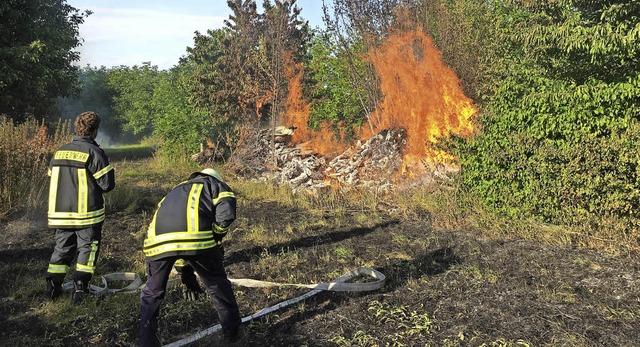 Einen Flchenbrand und brennende Holzs...nigschaffhausen und Sasbach lschen.   | Foto: Feuerwehr