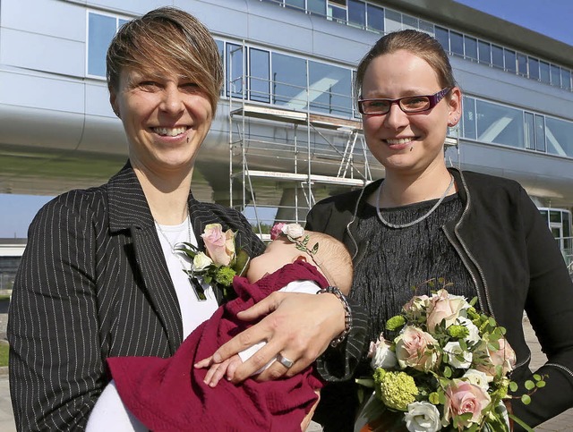 Jessica und Andine Ritter mit Tochter ... die &#8222;Ehe fr alle&#8220; gibt.   | Foto: Christoph Breithaupt