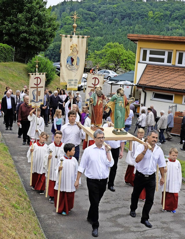 Am Ende der Messe stand eine Prozessio...d Paulus durchs Dorf getragen wurden.   | Foto: noe